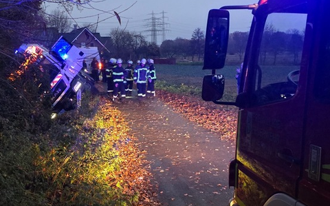 FW-WRN: TH_PERSON_KLEMMT - LKW, 2 Personen im Fahrzeug, im Graben - Foto: presseportal.de
