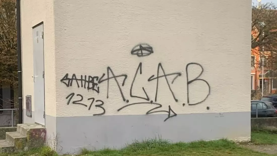 POL-UL: (UL) Laichingen - Dienstgebäude und Umspannstation besprüht / Unbekannte besprühten am Dienstag oder Mittwoch die Fassaden zweier Gebäude in der Laichinger Innenstadt. Zeugen sucht nun die Polizei. - Bild: presseportal.de
