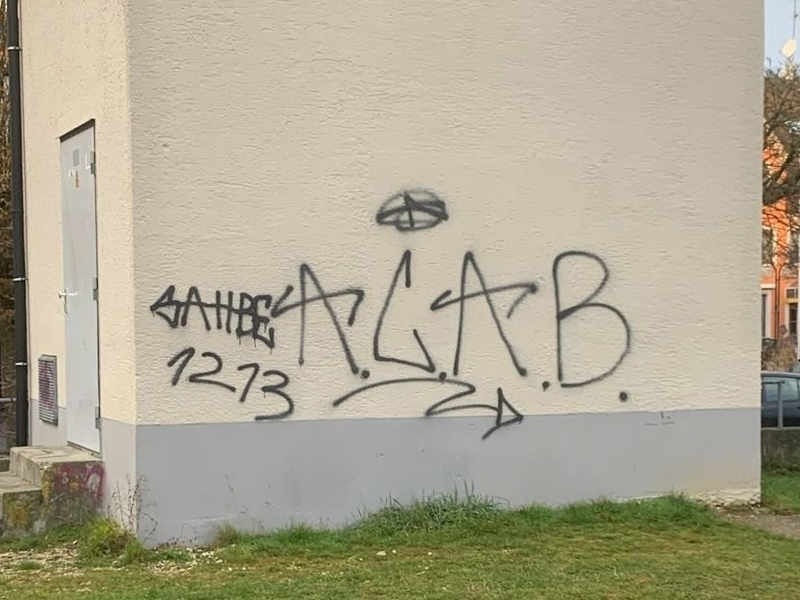 POL-UL: (UL) Laichingen - Dienstgebäude und Umspannstation besprüht / Unbekannte besprühten am Dienstag oder Mittwoch die Fassaden zweier Gebäude in der Laichinger Innenstadt. Zeugen sucht nun die Polizei. - Foto: presseportal.de