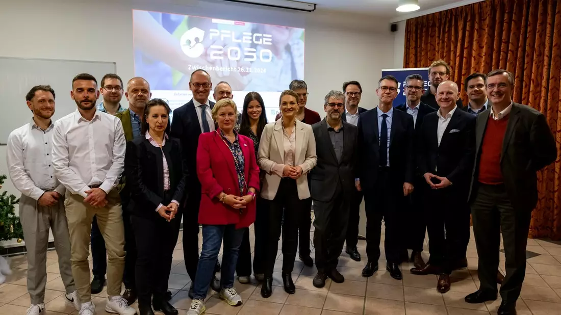 Bayerns Staatsministerin für Gesundheit, Pflege und Prävention, Judith Gerlach, besucht Pflege 2030-Modelleinrichtung Haus Curanum Karlsfeld - Bild: presseportal.de