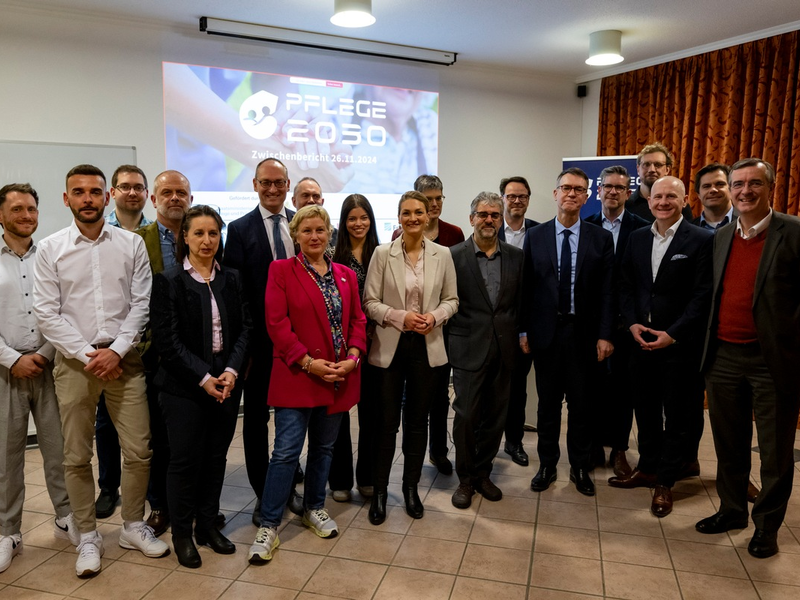Bayerns Staatsministerin für Gesundheit, Pflege und Prävention, Judith Gerlach, besucht Pflege 2030-Modelleinrichtung Haus Curanum Karlsfeld - Foto: presseportal.de