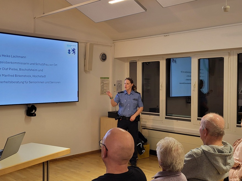 POL-OF: Forum Hanau: Schusswaffenträger sorgt für Polizeieinsatz; Seniorenberatung vor Ort: Mehr als 30 Seniorinnen und Senioren nahmen teil und Trickbetrüger ergaunern größere Summe Bargeld - Foto: presseportal.de