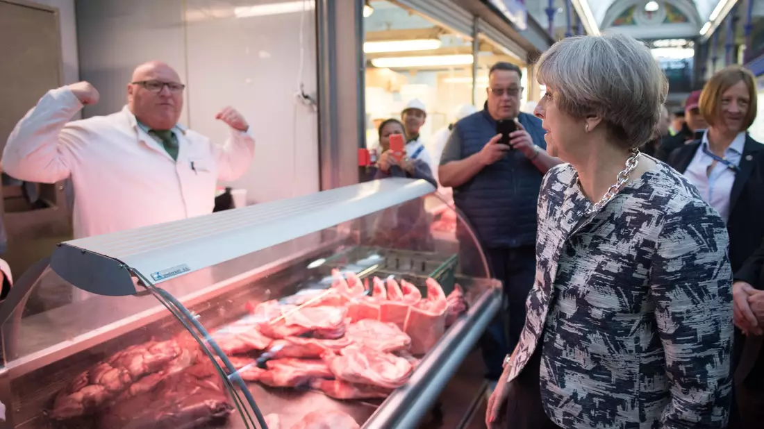 Wahlkampf an der Fleischtheke: Die frühere Regierungschefin Theresa May besuchte den Smithfield Market. - Bild: picture alliance / Stefan Rousseau/PA Wire/dpa