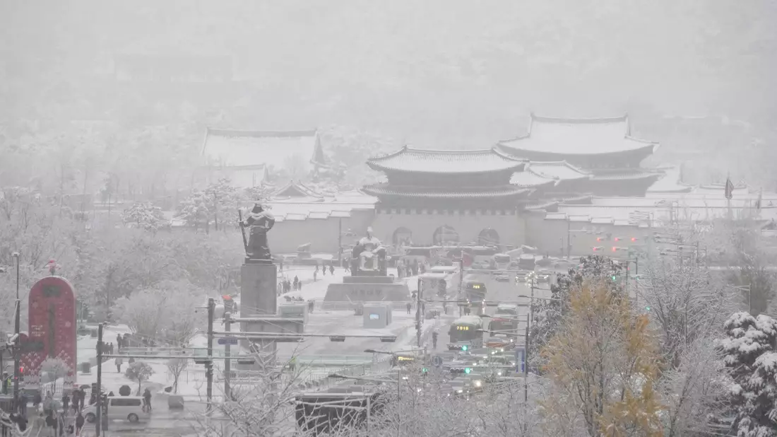 Der größte November-Schneefall seit Beginn der Wetteraufzeichnung vor mehr als 100 Jahren hat die südkoreanische Innenstadt in Weiß gehüllt. - Bild: Ahn Young-joon/AP/dpa