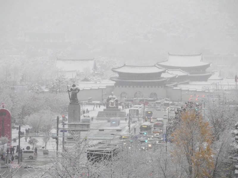 Der größte November-Schneefall seit Beginn der Wetteraufzeichnung vor mehr als 100 Jahren hat die südkoreanische Innenstadt in Weiß gehüllt. - Foto: Ahn Young-joon/AP/dpa