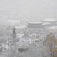 Der größte November-Schneefall seit Beginn der Wetteraufzeichnung vor mehr als 100 Jahren hat die südkoreanische Innenstadt in Weiß gehüllt. - Foto: Ahn Young-joon/AP/dpa