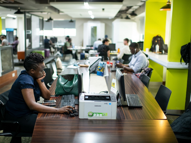 In ärmeren Ländern kann ein Internet-Zugang fast ein Drittel des Monatseinkommens kosten (Archivbild) - Foto: Bernd von Jutrczenka/dpa