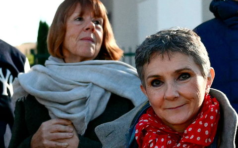 Anwältin Zavarro weist die Mitangeklagten zur Verwantwortung. - Foto: Christophe Simon/AFP/dpa