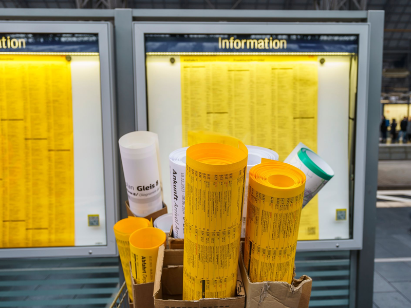 Auch die weißen Pläne bleiben nach dem Fahrplanwechsel hängen. (Archivbild) - Foto: Andreas Arnold/dpa