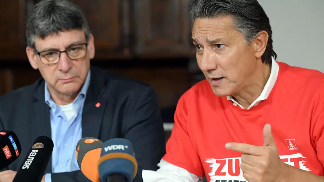 Widerstand gegen Kürzungspläne bei Thyssenkrupp Stahl: Der IG Metall Bezirksleiter Knut Giesler und der Gesamtbetriebsratschef Tekin Nasikkol. - Bild: Federico Gambarini/dpa