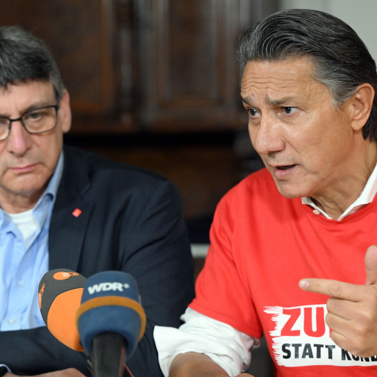 Widerstand gegen Kürzungspläne bei Thyssenkrupp Stahl: Der IG Metall Bezirksleiter Knut Giesler und der Gesamtbetriebsratschef Tekin Nasikkol. - Foto: Federico Gambarini/dpa