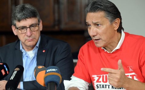 Widerstand gegen Kürzungspläne bei Thyssenkrupp Stahl: Der IG Metall Bezirksleiter Knut Giesler und der Gesamtbetriebsratschef Tekin Nasikkol. - Foto: Federico Gambarini/dpa