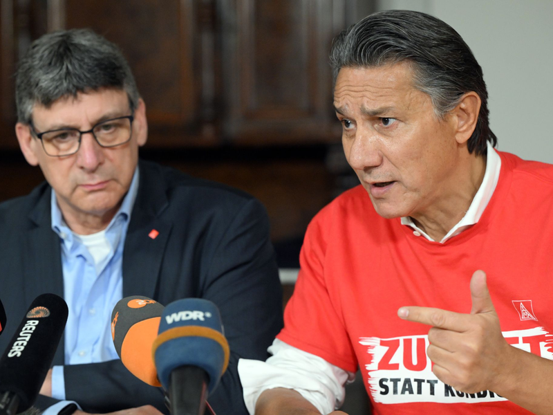 Widerstand gegen Kürzungspläne bei Thyssenkrupp Stahl: Der IG Metall Bezirksleiter Knut Giesler und der Gesamtbetriebsratschef Tekin Nasikkol. - Foto: Federico Gambarini/dpa