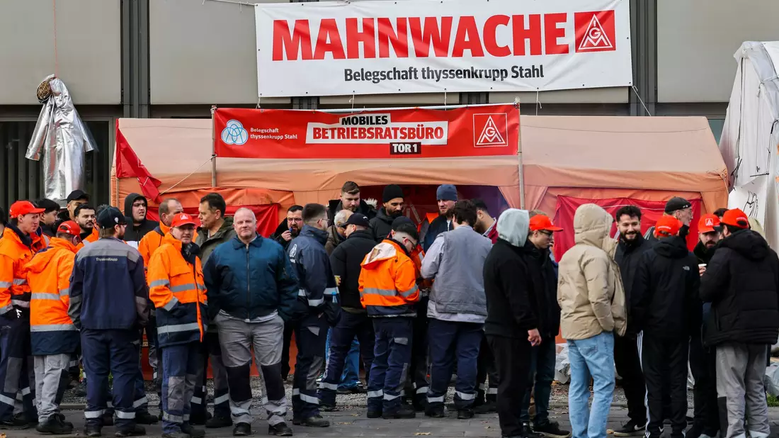 Heiße Schlacke aus der Eisenproduktion wird aus einem Torpedo-Pfannenwagen in eine Grube gekippt. - Bild: Christoph Reichwein/dpa