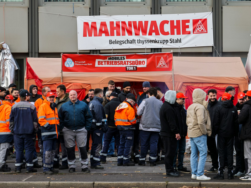 Heiße Schlacke aus der Eisenproduktion wird aus einem Torpedo-Pfannenwagen in eine Grube gekippt. - Foto: Christoph Reichwein/dpa
