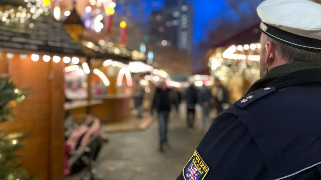 POL-OF: Kontrollen auf Weihnachtsmärkten: Messerverbot und Konsumverbot von Cannabis im Fokus / Weihnachtsmarkt-Wache in Hanau - Bild: presseportal.de