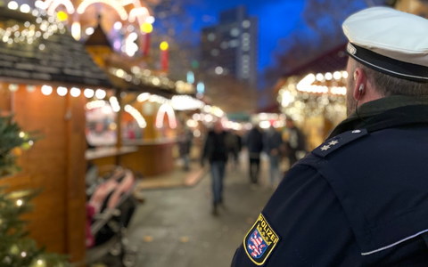 POL-OF: Kontrollen auf Weihnachtsmärkten: Messerverbot und Konsumverbot von Cannabis im Fokus / Weihnachtsmarkt-Wache in Hanau - Foto: presseportal.de