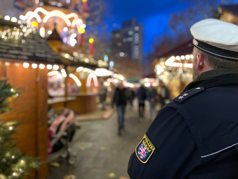 POL-OF: Kontrollen auf Weihnachtsmärkten: Messerverbot und Konsumverbot von Cannabis im Fokus / Weihnachtsmarkt-Wache in Hanau - Foto: presseportal.de