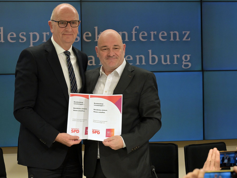 Nach Wochenlangen Verhandlungen stellen Brandenburgs Ministerpräsident Dietmar Woidke (SPD) (links) und BSW-Landeschef Robert Crumbach die Ziele einer gemeinsamen Regierung vor.  - Foto: Michael Bahlo/dpa
