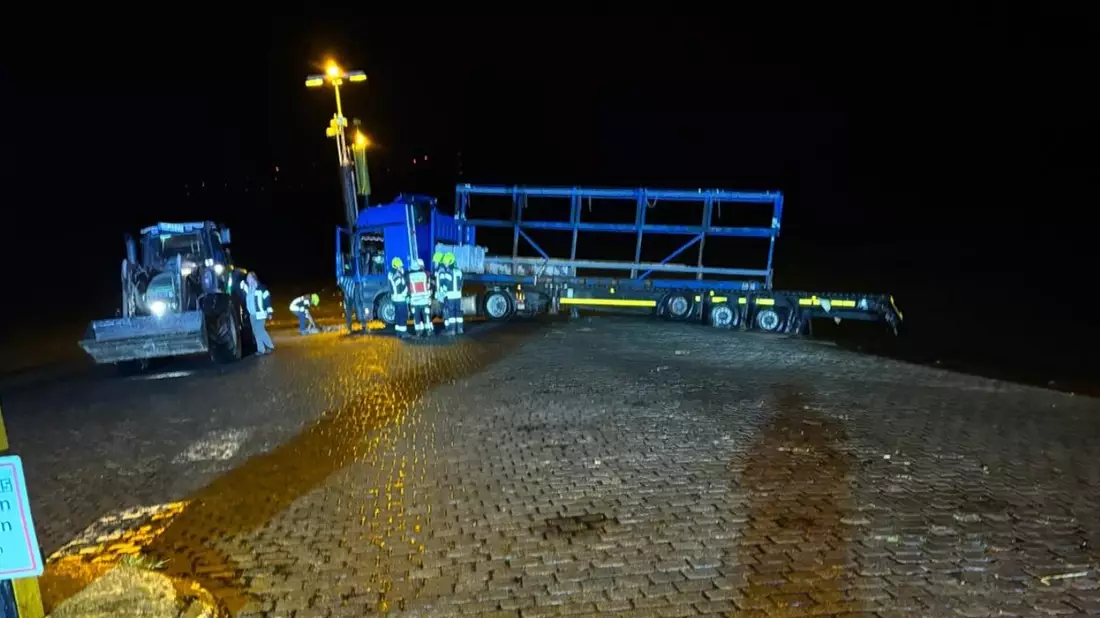 POL-CUX: LKW Fahrer rangiert beim Fähranleger Sandstedt und gerät über die Anlegerkante - Feuerwehrmann kann mit seinem Traktor den LKW vor auflaufender Flut in Sicherheit bringen - keine Schäden - Bild: presseportal.de