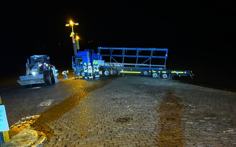 POL-CUX: LKW Fahrer rangiert beim Fähranleger Sandstedt und gerät über die Anlegerkante - Feuerwehrmann kann mit seinem Traktor den LKW vor auflaufender Flut in Sicherheit bringen - keine Schäden - Foto: presseportal.de POL-CUX: LKW Fahrer rangiert beim Fähranleger Sandstedt und gerät über die Anlegerkante - Feuerwehrmann kann mit seinem Traktor den LKW vor auflaufender Flut in Sicherheit bringen - keine Schäden - Foto: presseportal.de