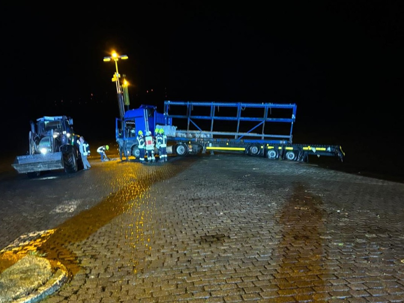 POL-CUX: LKW Fahrer rangiert beim Fähranleger Sandstedt und gerät über die Anlegerkante - Feuerwehrmann kann mit seinem Traktor den LKW vor auflaufender Flut in Sicherheit bringen - keine Schäden - Foto: presseportal.de