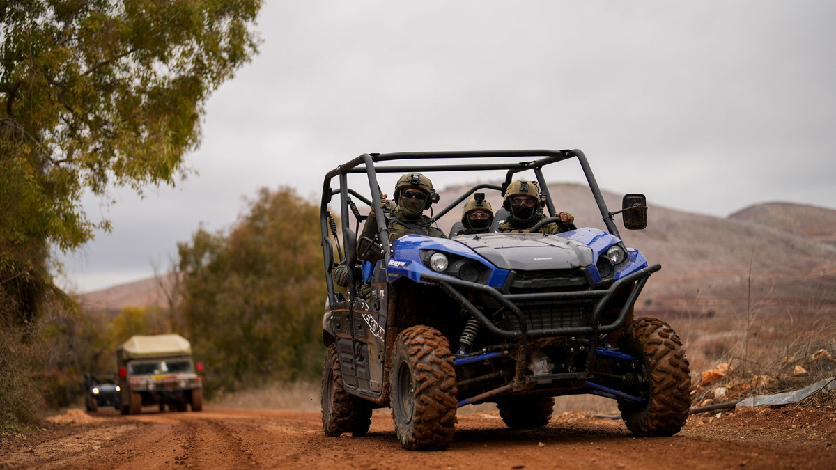 Israelische Soldaten fahren in einem Gebiet nahe der israelisch-libanesischen Grenze entlang. - Foto: Francisco Seco/AP/dpa