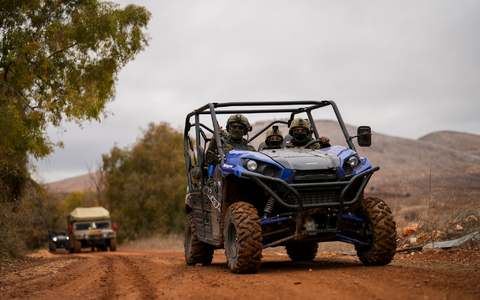 Israelische Soldaten fahren in einem Gebiet nahe der israelisch-libanesischen Grenze entlang. - Foto: Francisco Seco/AP/dpa