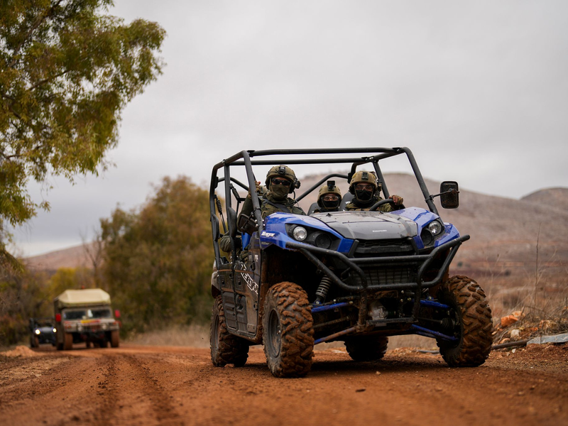 Israelische Soldaten fahren in einem Gebiet nahe der israelisch-libanesischen Grenze entlang. - Foto: Francisco Seco/AP/dpa