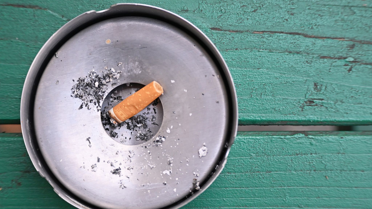 Rauchen kann tödlich sein - und soll nach dem Willen der EU-Kommission weiter eingeschränkt werden. - Foto: Anna Ross/dpa