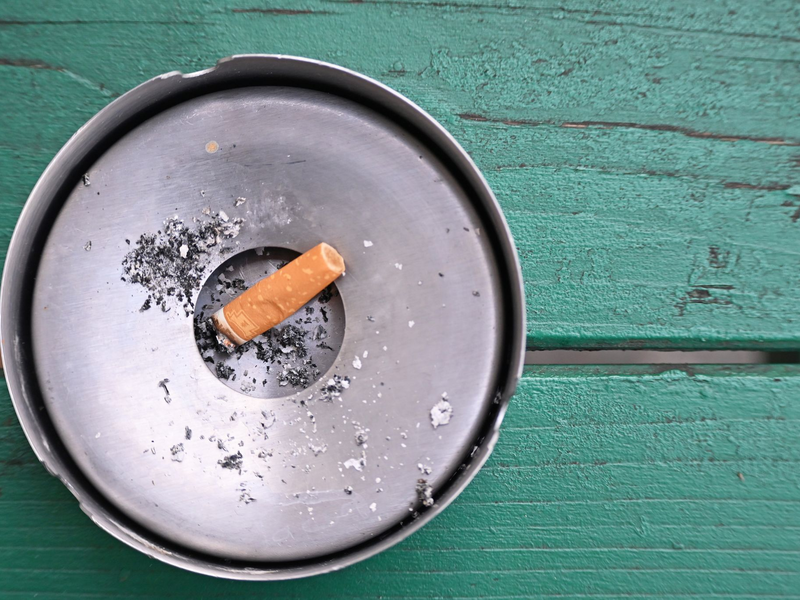 Rauchen kann tödlich sein - und soll nach dem Willen der EU-Kommission weiter eingeschränkt werden. - Foto: Anna Ross/dpa