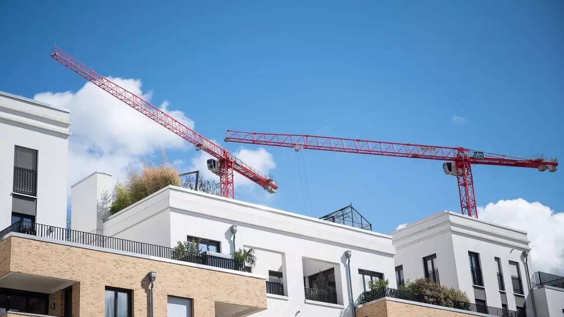 Banken vergeben wieder mehr Immobilienkredite an Verbraucher (Archivbild). - Bild: Sebastian Gollnow/dpa