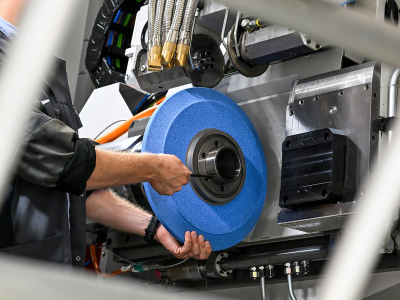 In der deutschen Industrie planen immer mehr Unternehmen, die Belegschaft zu reduzieren. (Archivbild) - Foto: Jens Kalaene/dpa