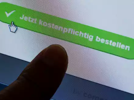 Manche Angebote sind das Werk von Betrügern. (Illustration) - Foto: Jens Büttner/dpa