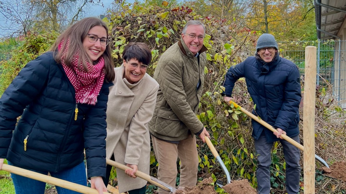 Ein Zukunftsbaum für Landau: MdEP Christine Schneider pflanzt Rot-Eiche im Savoyenpark in Landau - Foto: presseportal.de