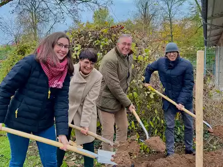 Ein Zukunftsbaum für Landau: MdEP Christine Schneider pflanzt Rot-Eiche im Savoyenpark in Landau - Foto: presseportal.de