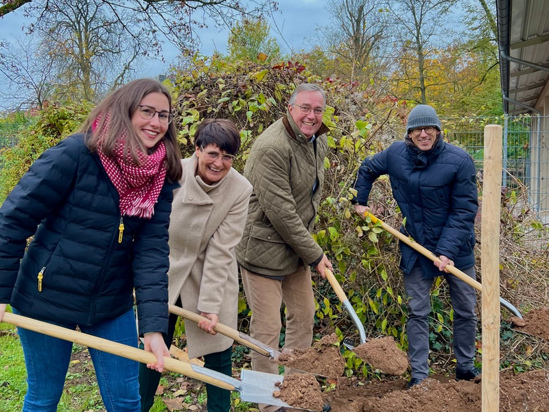 Ein Zukunftsbaum für Landau: MdEP Christine Schneider pflanzt Rot-Eiche im Savoyenpark in Landau - Foto: presseportal.de