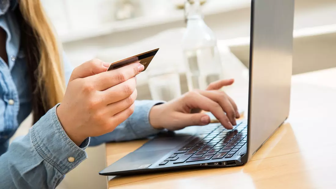Online-Shopping immer beliebter (Symbolbild) - Bild: Christin Klose/dpa-tmn/dpa