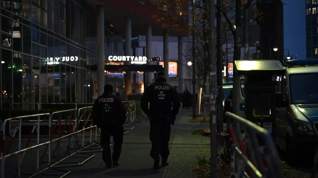 Auch das Hotel, in dem die Mannschaft aus Tel Aviv in Berlin wohnt, steht unter besonderem Schutz.  - Bild: Leonie Asendorpf/dpa