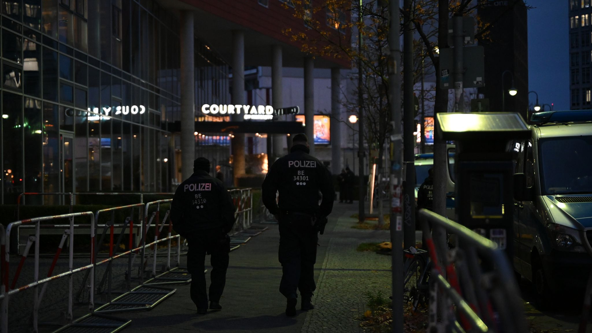 Auch das Hotel, in dem die Mannschaft aus Tel Aviv in Berlin wohnt, steht unter besonderem Schutz.  - Foto: Leonie Asendorpf/dpa