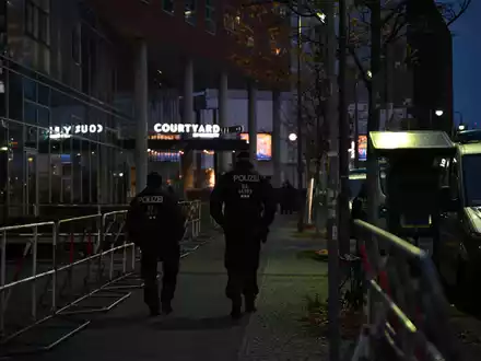 Auch das Hotel, in dem die Mannschaft aus Tel Aviv in Berlin wohnt, steht unter besonderem Schutz.  - Foto: Leonie Asendorpf/dpa
