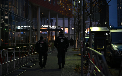 Auch das Hotel, in dem die Mannschaft aus Tel Aviv in Berlin wohnt, steht unter besonderem Schutz.  - Foto: Leonie Asendorpf/dpa