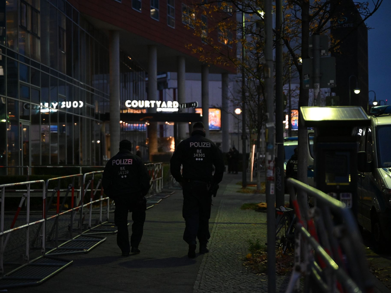 Auch das Hotel, in dem die Mannschaft aus Tel Aviv in Berlin wohnt, steht unter besonderem Schutz.  - Foto: Leonie Asendorpf/dpa