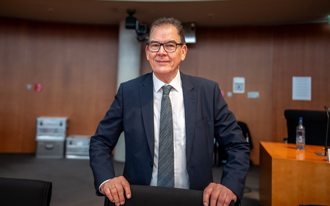 Gab es beim chaotischen Abzug Deutschlands aus Afghanistan 2021 eine falsche Gefährdungseinschätzung? Nein, sagt der frühere Entwicklungsminister Müller.  - Foto: Michael Kappeler/dpa