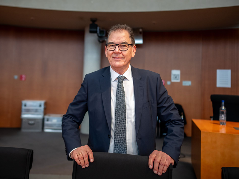 Gab es beim chaotischen Abzug Deutschlands aus Afghanistan 2021 eine falsche Gefährdungseinschätzung? Nein, sagt der frühere Entwicklungsminister Müller.  - Foto: Michael Kappeler/dpa