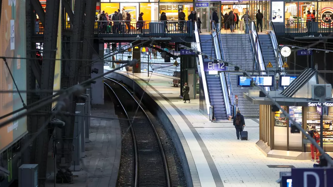 Verspätungen, Zugausfälle - im Bahnverkehr im Norden gibt es etliche Schwierigkeiten.  - Bild: Bodo Marks/dpa