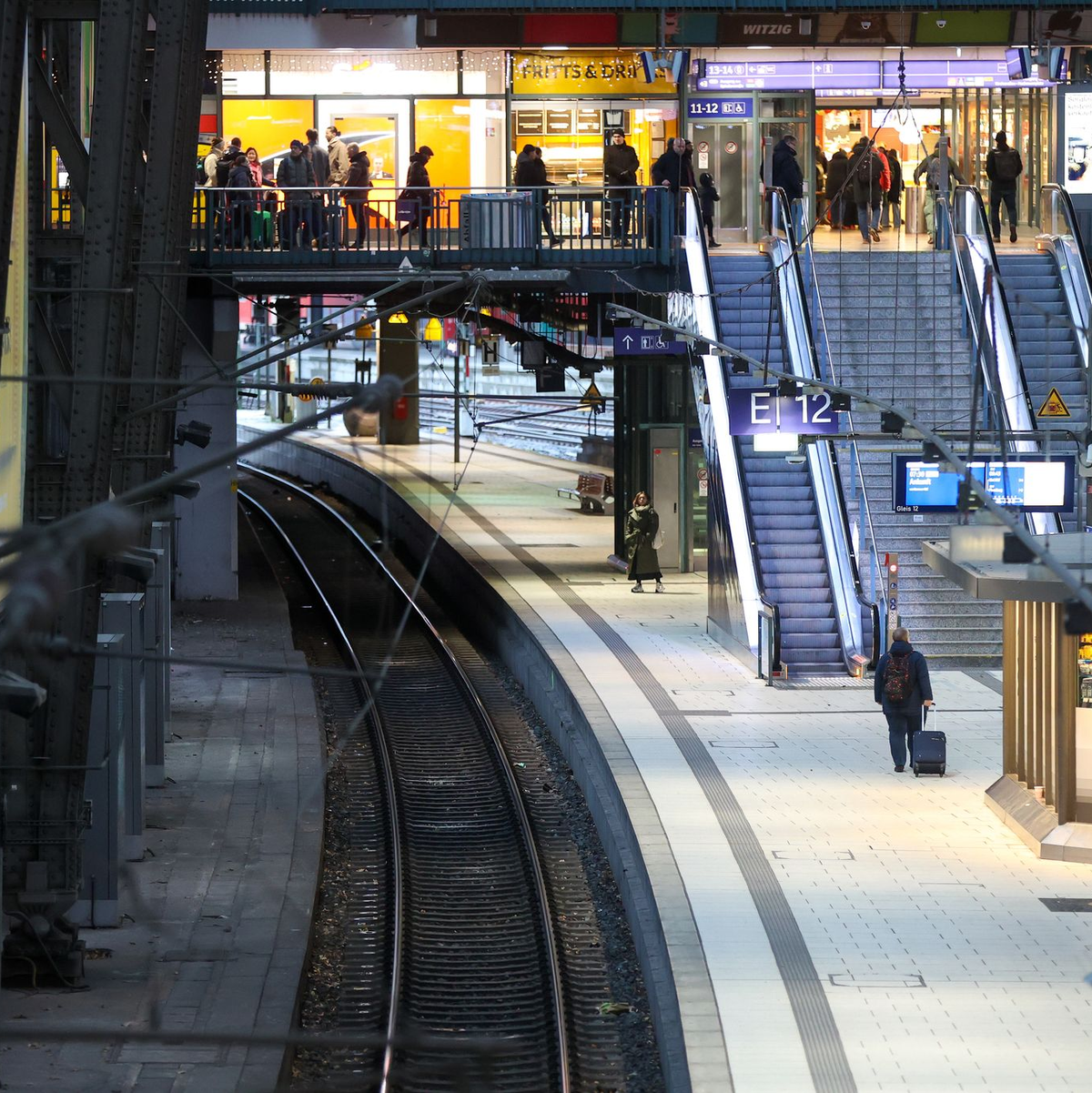 Verspätungen, Zugausfälle - im Bahnverkehr im Norden gibt es etliche Schwierigkeiten.  - Foto: Bodo Marks/dpa