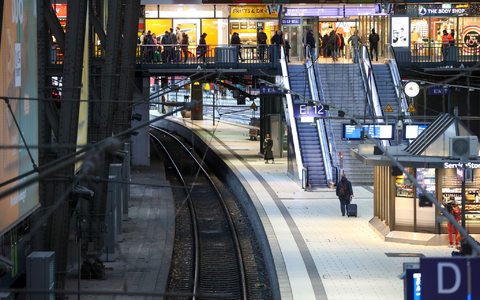 Verspätungen, Zugausfälle - im Bahnverkehr im Norden gibt es etliche Schwierigkeiten.  - Foto: Bodo Marks/dpa