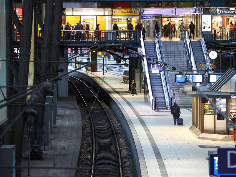 Verspätungen, Zugausfälle - im Bahnverkehr im Norden gibt es etliche Schwierigkeiten.  - Foto: Bodo Marks/dpa