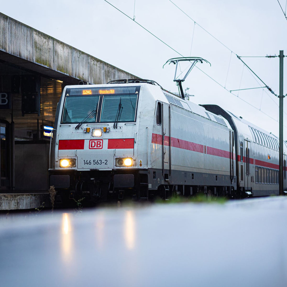 Wegen umgestürzter Bäume gibt es etliche Probleme auf den Schienen. - Foto: Moritz Frankenberg/dpa